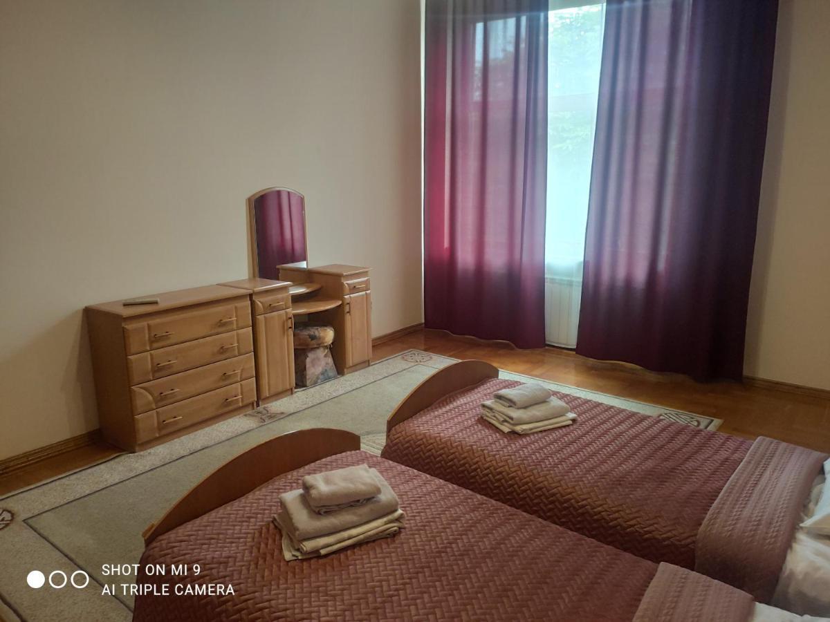 Apartments Domovik ,Kirilla I Mefodiya, 5 Мукачеве Екстериор снимка