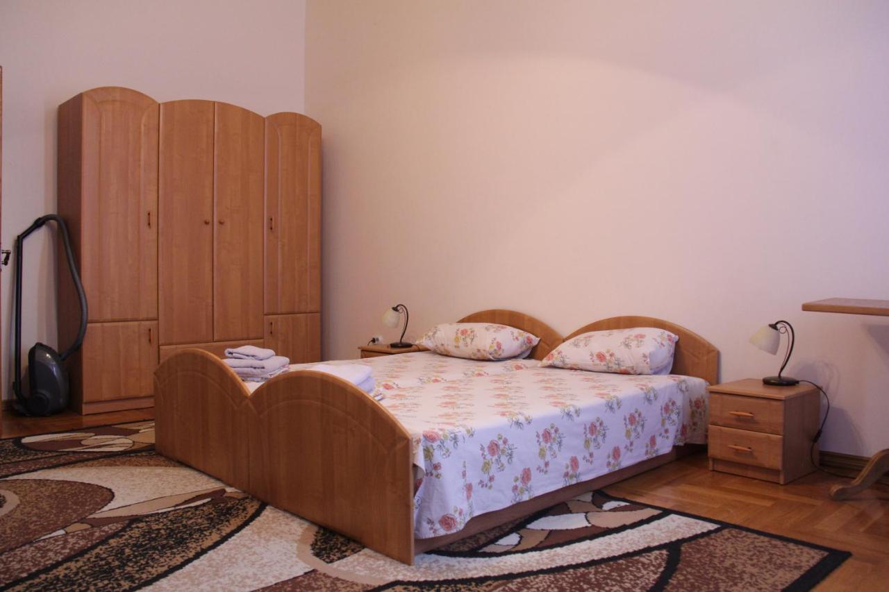 Apartments Domovik ,Kirilla I Mefodiya, 5 Мукачеве Екстериор снимка