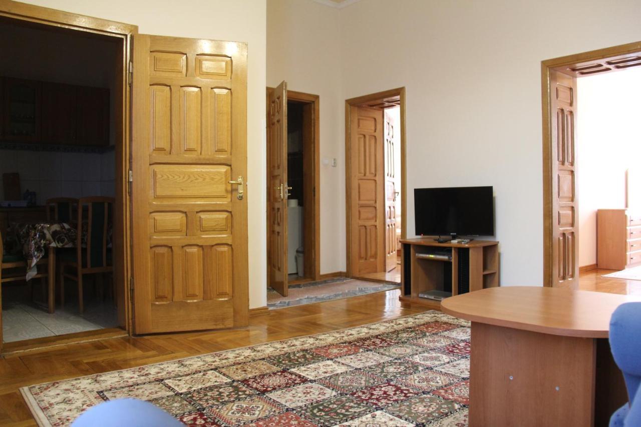Apartments Domovik ,Kirilla I Mefodiya, 5 Мукачеве Екстериор снимка